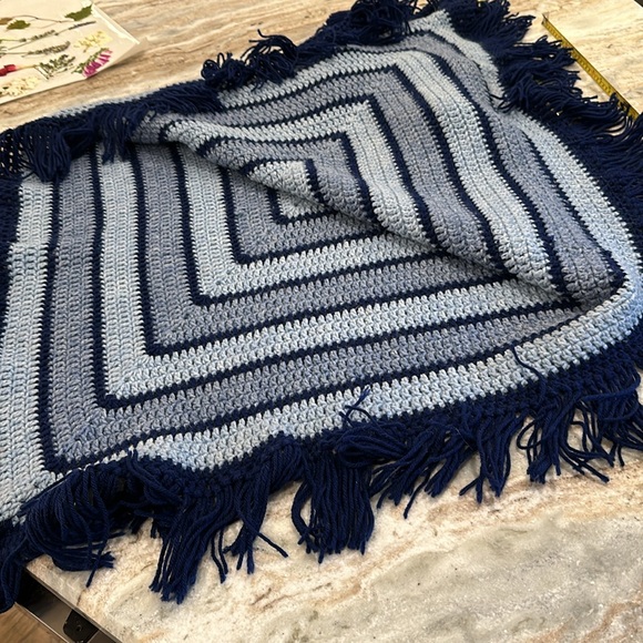 70's Crochet Poncho - Picture 8 of 9